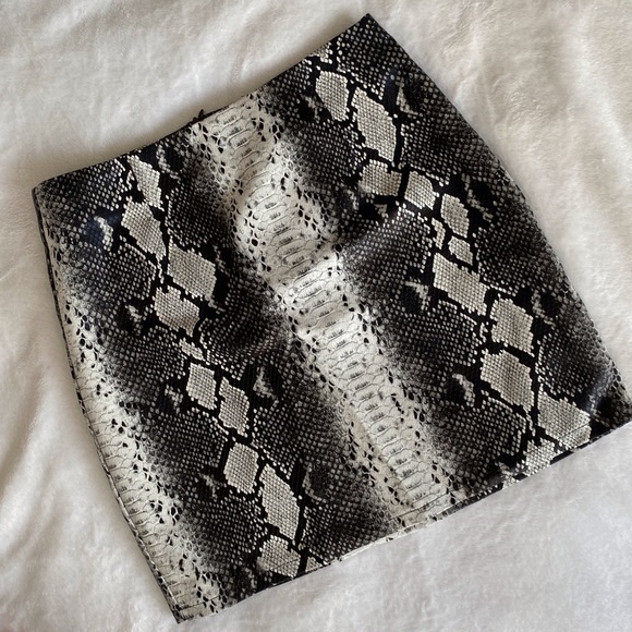 NWT Pleather Snakeskin Mini Skirt (M) - Picture 5 of 9